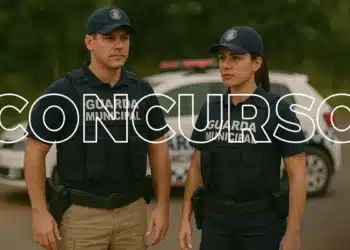 Imagem promocional de concurso para Guarda Municipal 2025, com destaque para dois agentes de uniforme e a inscrição CONCURSO, com informações sobre inscrições abertas.
