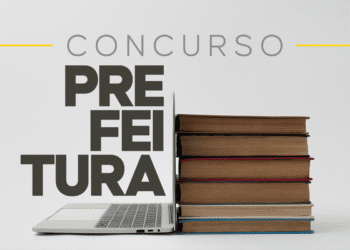 Pilha de livros ao lado de um notebook com texto Concurso Prefeitura para concurso público