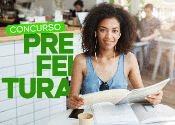 Candidata otimista consultando edital de concurso municipal com salários superiores a 17 mil reais
