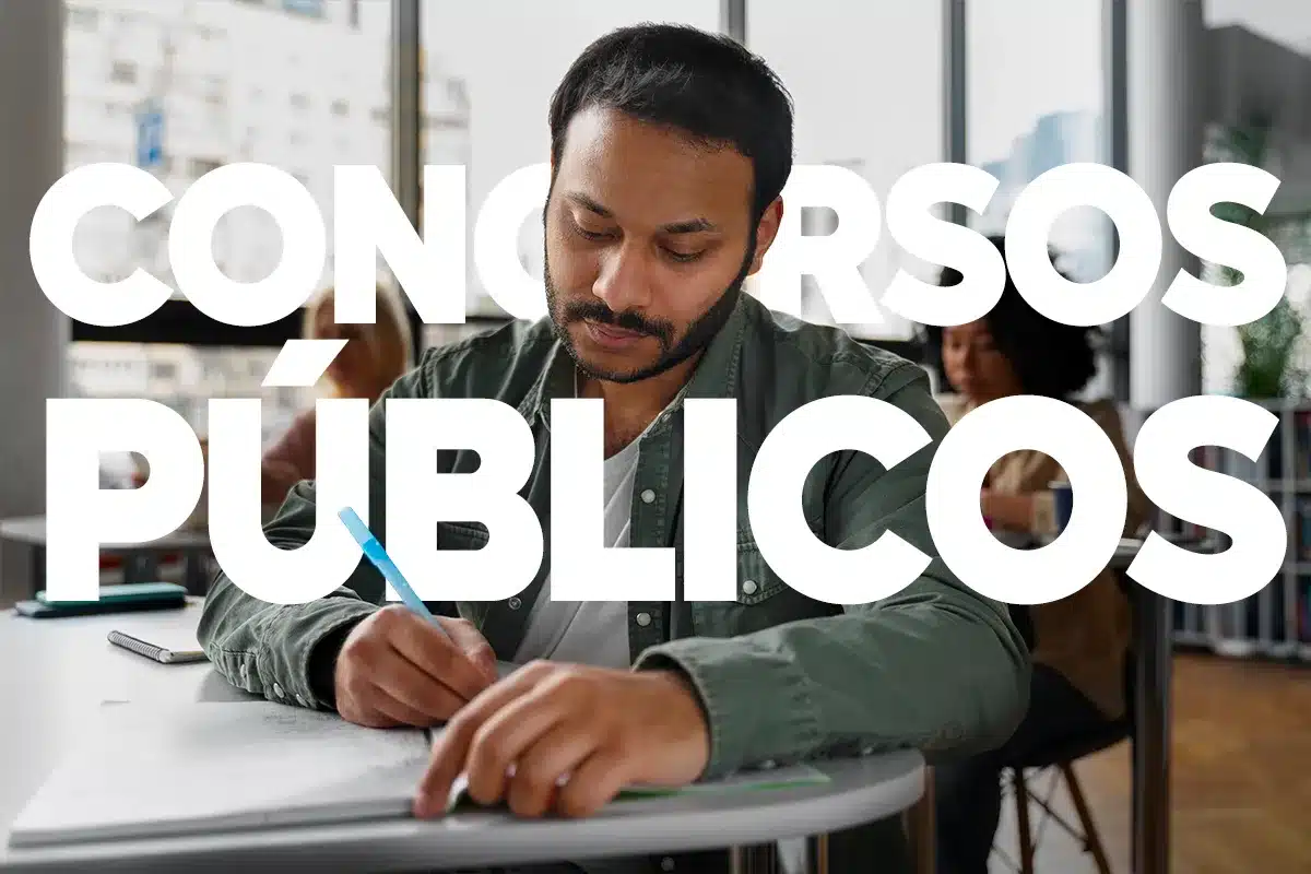 Concurso Unificado Pernambuco - Candidato realizando prova Homem escrevendo em um teste para o Concurso Público de Pernambuco, que unifica vagas de diversas instituições estaduais.