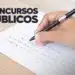 Laptop e livros empilhados com a frase "Concurso Prefeitura", representando a preparação para as vagas de Agente Comunitário de Saúde.