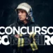 Bombeiro com uniforme e capacete olhando para o lado em fundo escuro com texto Concurso Bombeiro.