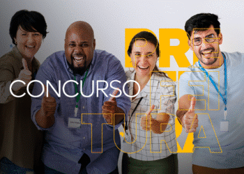 Quatro pessoas sorrindo com crachás e gesto de joinha em fundo branco com texto amarelo Concurso Prefeitura.