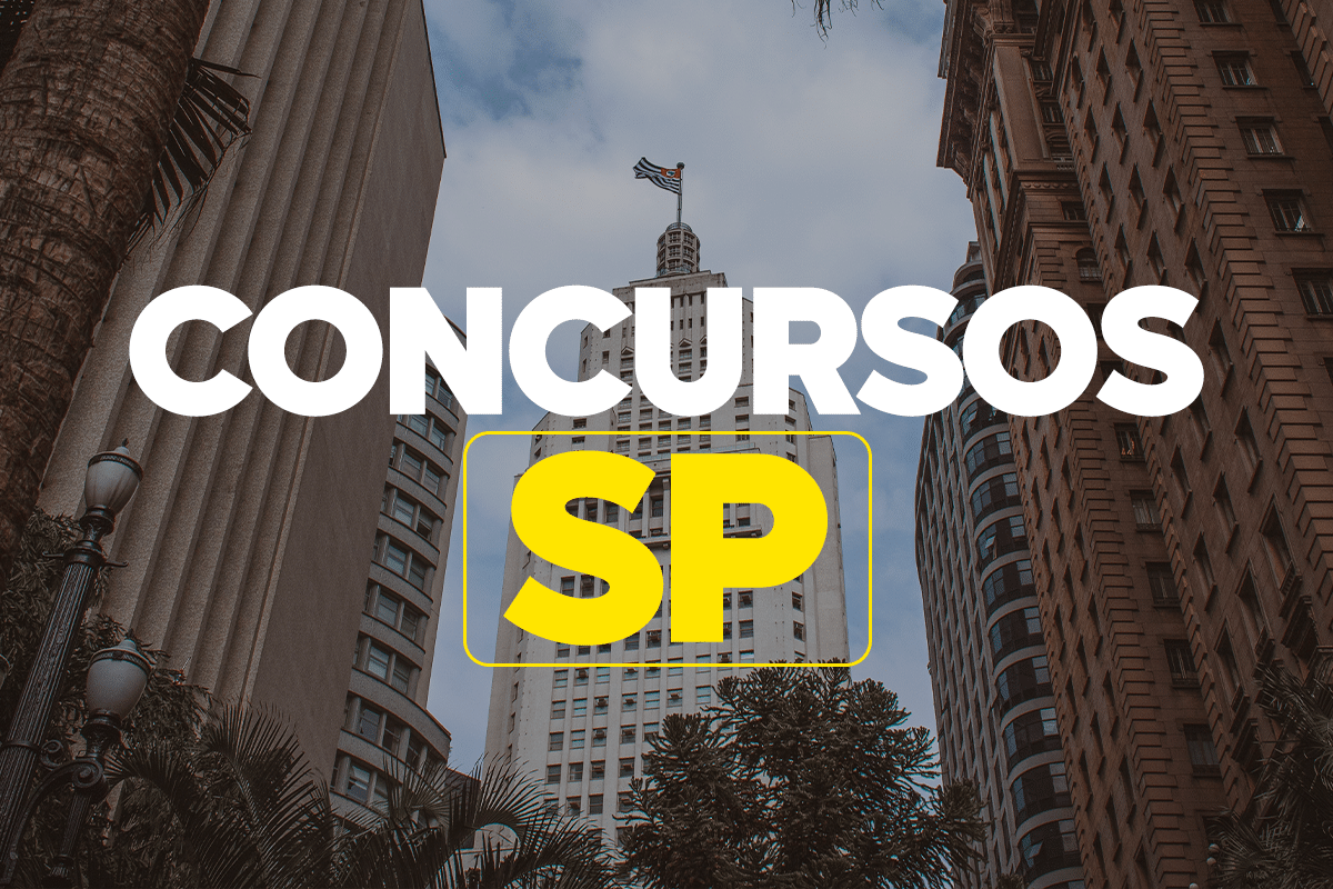 Vista urbana de edifícios históricos de São Paulo com bandeira simbolizando oportunidades em concursos municipais