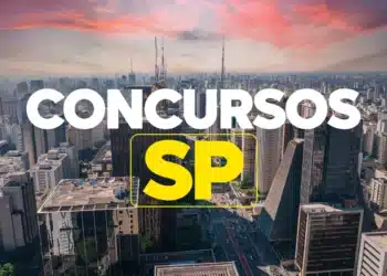 Vista aérea da cidade de São Paulo ao pôr do sol com texto concursos SP em destaque