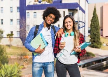 Jovens estudantes sorrindo, simbolizando o sucesso e as oportunidades nas carreiras técnicas, muitas vezes mais lucrativas que certas graduações.