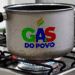 Panela no fogão com logo do programa Gás do Povo em destaque
