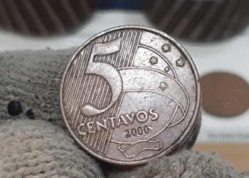 Moeda de 5 centavos com destaque para detalhes que indicam erro de cunhagem