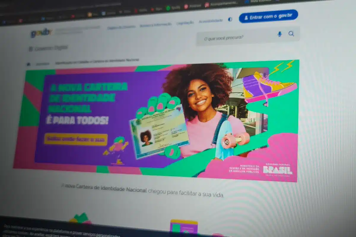 Imagem ilustrativa da nova Carteira de Identidade Nacional, com a foto de uma jovem negra e o documento em destaque, simbolizando a modernização e unificação do RG no Brasil.