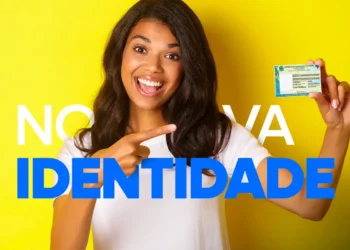 Mulher sorrindo e apontando para sua nova identidade com RG em mãos, em fundo amarelo.