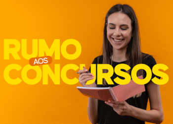 Jovem sorridente estudando com caderno rosa em fundo laranja e texto "Rumo aos Concursos".