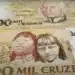 Duas cédulas de 1000 cruzeiros, mostrando os retratos de Cândido Rondon e dos indígenas Carajás.