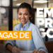 ovem profissional sorridente em escritório moderno representando oportunidades de emprego na Prefeitura de São Paulo