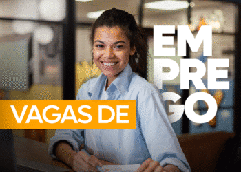 Profissional sorridente em ambiente de trabalho representando oportunidades na BYD