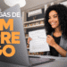 Mulher sorridente mostrando contrato de emprego durante videoconferência em ambiente de escritório.