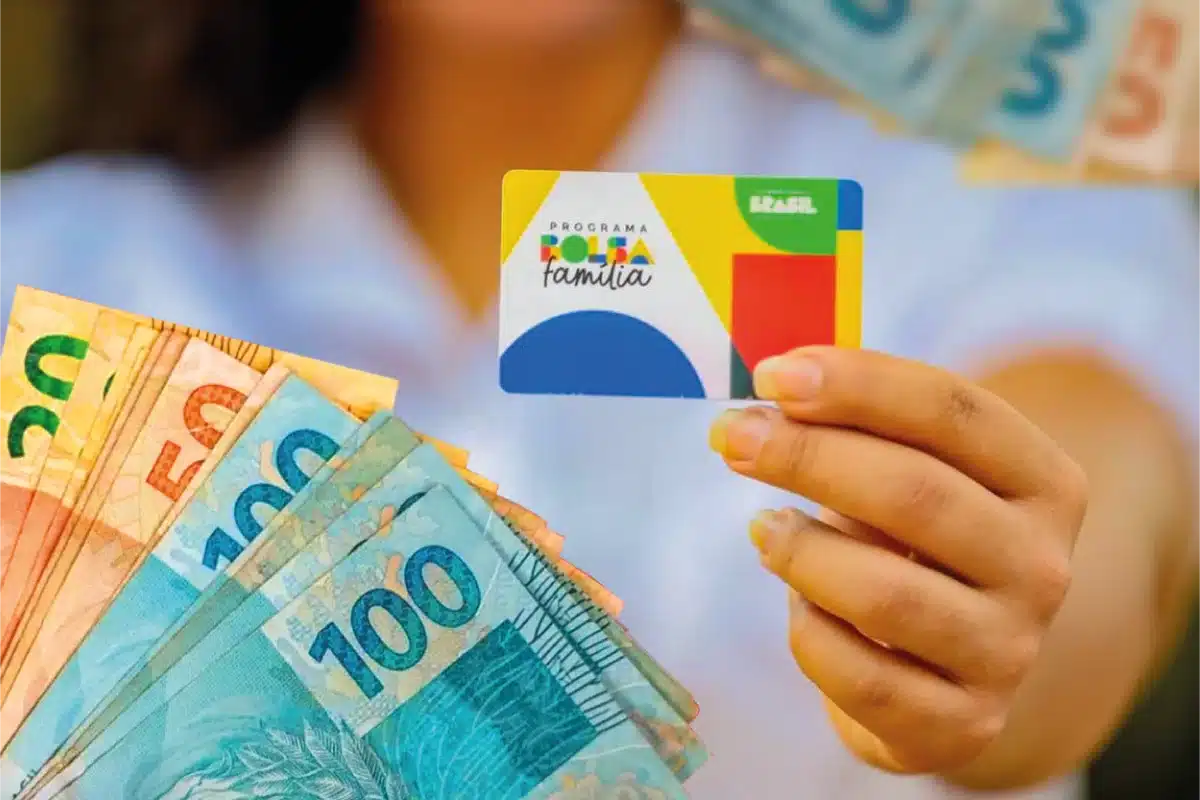 Imagem ilustrativa do cartão do Bolsa Família 2026, destacando a manutenção do valor médio de R$ 671 para o próximo ano.
