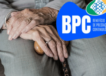 Beneficiários idosos do BPC/LOAS com as mãos entrelaçadas segurando uma bengala, com texto "BPC Benefício de Prestação Continuada".
