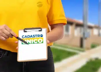 Pessoa atualizando Cadastro Único, essencial para benefícios sociais.