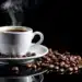 Uma xícara de café fumegante acompanhada de grãos de café, ilustrando a relação entre o consumo de café e o sono.