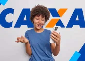 Pessoa sorrindo e olhando para o celular com logo da CAIXA ao fundo, relacionada à divulgação de novos CPFs para saque de R$ 6.220.