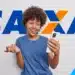 Mulher feliz utilizando celular, com logo da CAIXA ao fundo, para anunciar o saque de R$ 6.220.