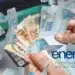 Dinheiro e cédulas do Brasil flutuando com foco em uma mão segurando notas de R$ 100 e R$ 50. Como ganhar até R$ 10 mil no Enem 2025? Descubra como funciona o projeto.