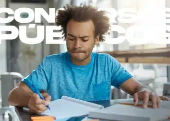 Homem concentrado estudando com livros e anotações preparando-se para concurso público texto concursos públicos visível