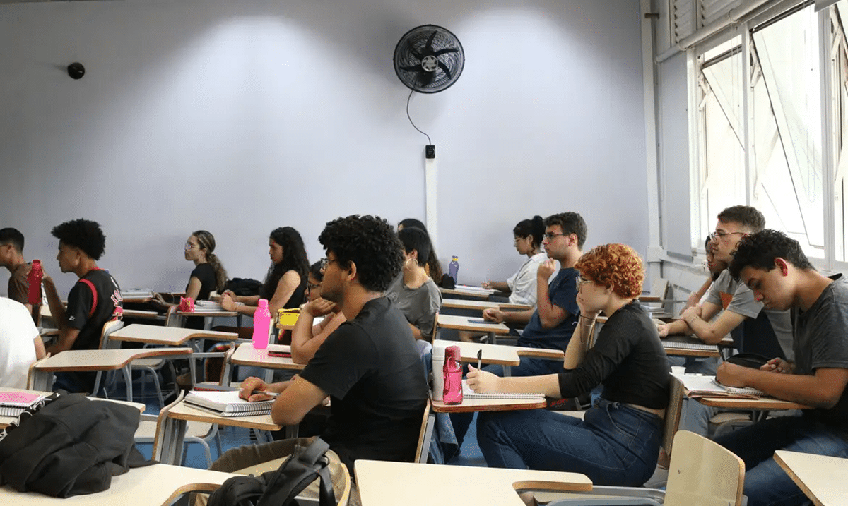 Funcionamento dos Cursinhos Populares CPOPo - Programa MEC Sala de aula com estudantes de cursinho popular CPOP do MEC aprendendo sobre funcionamento e acesso à universidade