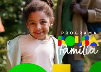 Criança sorrindo ao lado de um adulto, destacando a importância da fiscalização do Bolsa Família e a análise das condições dos filhos em 2025.