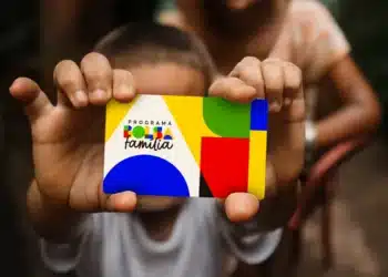 Cartão do Programa Bolsa Família, destacando os benefícios sociais para as famílias de baixa renda, com pagamentos iniciando em 20/10.