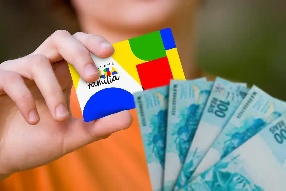 Benefícios do Bolsa Família de R$ 600 a R$ 1.000: Compreenda os adicionais por dependentes Imagem de uma pessoa segurando o cartão do Bolsa Família e uma quantia em notas de R$ 100, ilustrando os valores do programa em outubro, de R$ 600 a R$ 1.000, com base nos adicionais por criança, gestante e dependente.