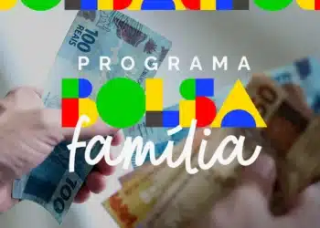 Pessoa contando notas de reais — pagamento do Bolsa Família de outubro com cesta de benefícios confirmada.
