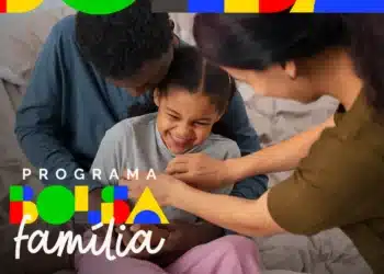 Família sorrindo e brincando em casa, destacando o Programa Bolsa Família com cores vibrantes