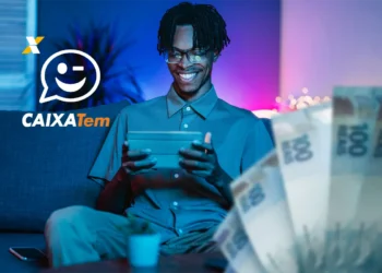 Imagem promocional do Caixa Tem, com uma pessoa sorrindo enquanto usa um tablet, com destaque para dinheiro e logo do Caixa Tem, anunciando o Pix de R$ 600, R$ 800 e R$ 1.000.