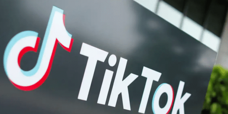 Logotipo do TikTok em um painel externo, com as cores vibrantes características, representando a plataforma de transmissão de conteúdo.