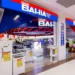 Loja das Casas Bahia com promoções e produtos em exposição, como eletrodomésticos e móveis, em um shopping.