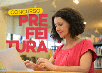Mulher sorridente usando notebook em biblioteca com texto concurso prefeitura em destaque.