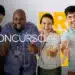 Grupo diversificado de pessoas sorrindo e fazendo sinal de 'joinha', com a palavra 'CONCURSO' em destaque, transmitindo otimismo.