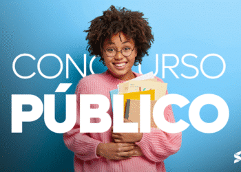 Mulher sorridente segurando materiais de estudo, representando candidatos para o concurso AgSUS.