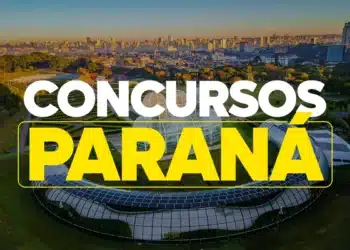 Vista aérea de Curitiba (Jardim Botânico) com a frase "CONCURSOS PARANÁ", simbolizando a alta remuneração e as oportunidades da Sefaz-PR.