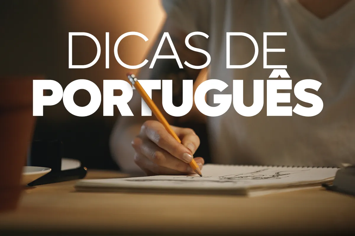 Estudante escrevendo regras gramaticais em caderno sobre palavras invariáveis no plural da língua portuguesa