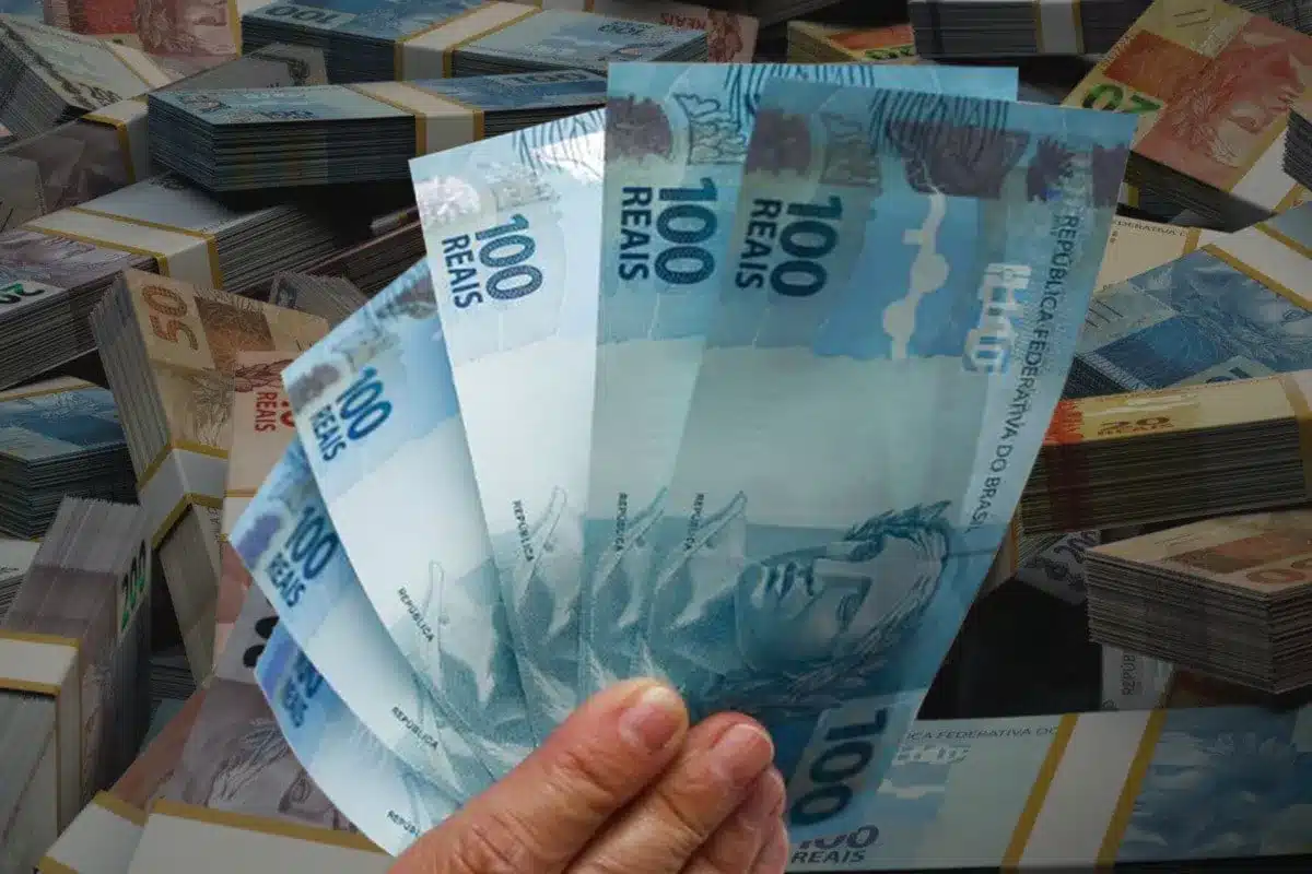 Pagamento de R$ 1.518 da Caixa e Banco do Brasil Notas de R$ 100 e R$ 50, representando o pagamento do Abono Salarial de R$ 1.518, disponibilizado pela Caixa e Banco do Brasil.