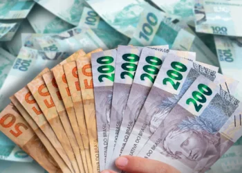 Notas de R$ 50, R$ 100 e R$ 200, ilustrando o pagamento extra de R$ 1.518 do Abono Salarial.