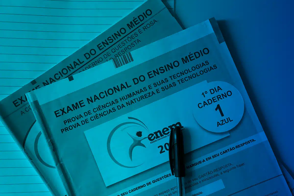 Prova do ENEM 1º Dia Caderno Azul 2025 Cadernos do Exame Nacional do Ensino Médio ENEM 2025 com caneta preta sobre superfície azul