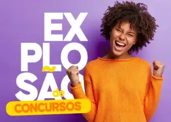 Mulher animada vestindo suéter laranja comemora explosão de concursos públicos com fundo roxo e texto branco e amarelo