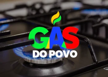 Fogão aceso com chama azul e o logotipo do programa Gás do Povo 2025.