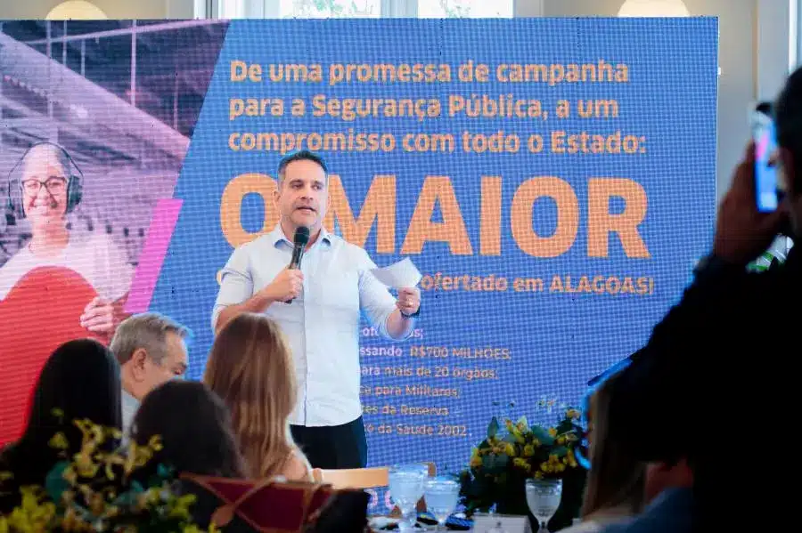 Governador Paulo Dantas anuncia a abertura de 11.220 vagas para o serviço público em Alagoas, destacando saúde, educação e segurança pública.