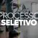 Pessoas sentadas em sala de entrevista aguardando processo seletivo