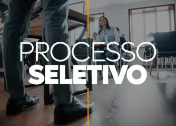 Candidato prestes a iniciar entrevista em processo seletivo com pessoas aguardando em sala de reunião