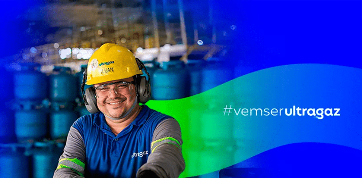 Funcionário Ultragaz representando vagas abertas com bolsa R$ 3 mil e benefícios
